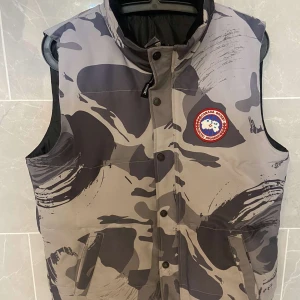 Canada goose väst - Canada goose väst i storlek m, är lite mindre i storleken. Säljer åt en kompis.