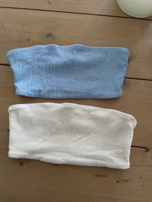 Tub toppar, Hanna Schönberg for NA-KD - Två tubtoppar i vit och ljusblå, båda för 100kr