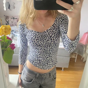 U-ringad leopard top 🤍 - Så fin u ringad top med trekvartsärm 🤍 sitter så sjukt snyggt och använd bara fåtal ggr 💘