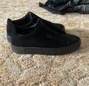 Axel Arigato Laceless - Arigato skor utan skosnören allt som man fick med vid köp följer med plus rengörings kit som jag köpte för 399 nypris på skor är 2250. Mitt pris kan diskuteras 