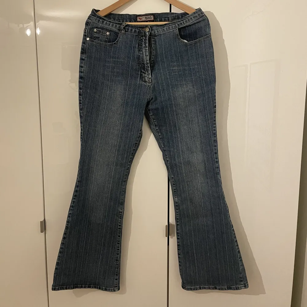 Bootcut jeans i häftig färg/mönster. Vintage jeans köpta second hand men tyvärr för stora för mig. . Jeans & Byxor.