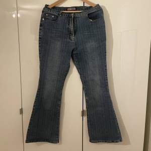 Bootcut jeans i häftig färg/mönster. Vintage jeans köpta second hand men tyvärr för stora för mig. 