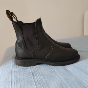 Dr Martens Chelsea Boots 38 - Fina Dr Martens Chelsea Boots. Köpta begagnade och själv aldrig använt dom. Storlek 38, passar bra till mig som vanligtvist har storlek 39. Skulle säga att de är fina i skick!🌟🌟