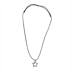 stjärn halsband  - säljer min stjärn halsband som jag köpte men inte använder så mycket. säker som sagt pga att den inte kom till mycket användning. den är i väldigt bra skick. om du har övriga frågor kontakta mig. 