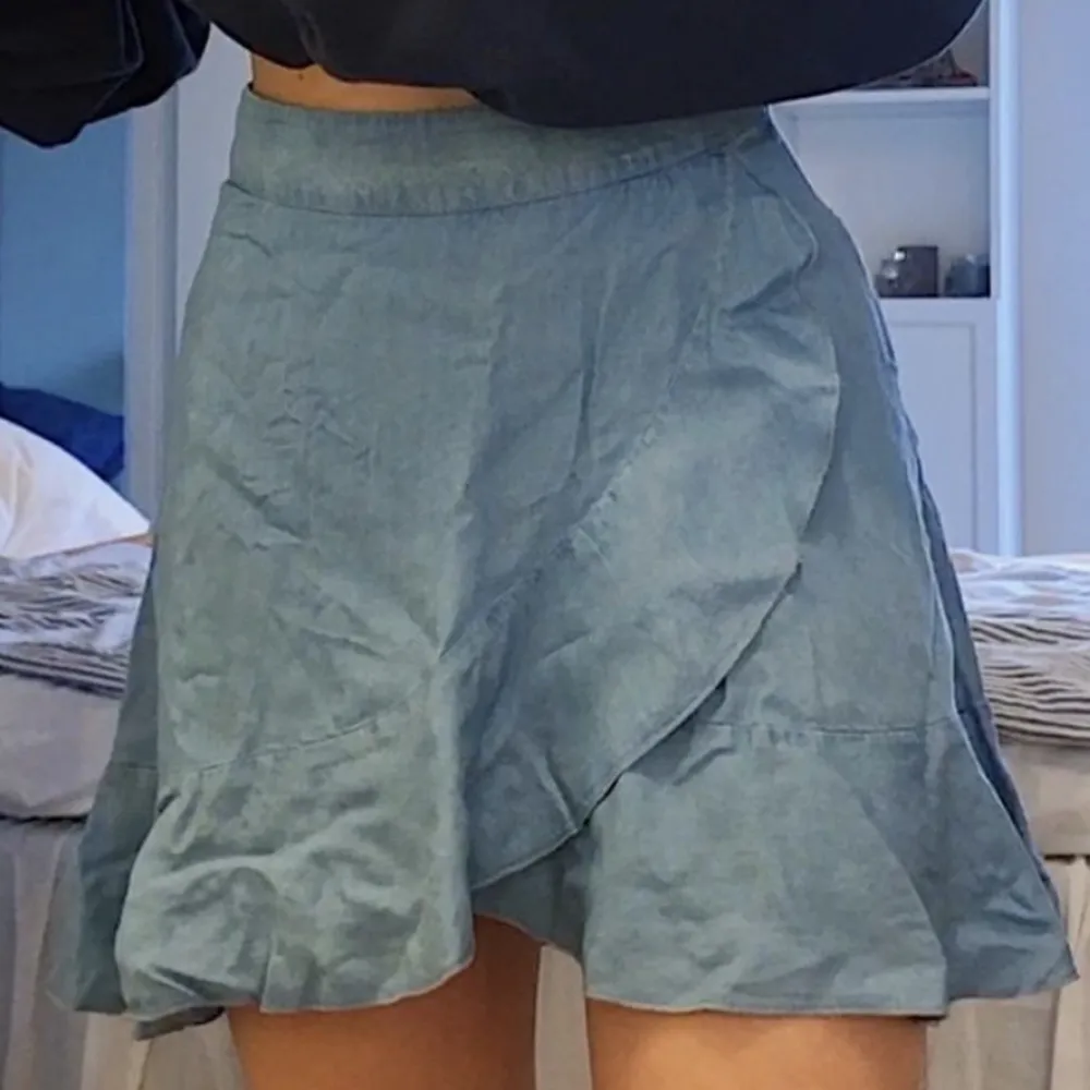 Kort kjol från bikbok som är en gammal modell och kommit till användning några få gånger. Kjolar.
