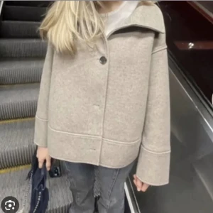 Höstkappa  - Säljer denna kappa perfekt nu till hösten från Kappahl, slutsåld överallt!Lite nopprig på högra ärmen kan skicka bild på det privat💗Storlek L men passar mer som M. Köpte för 600 