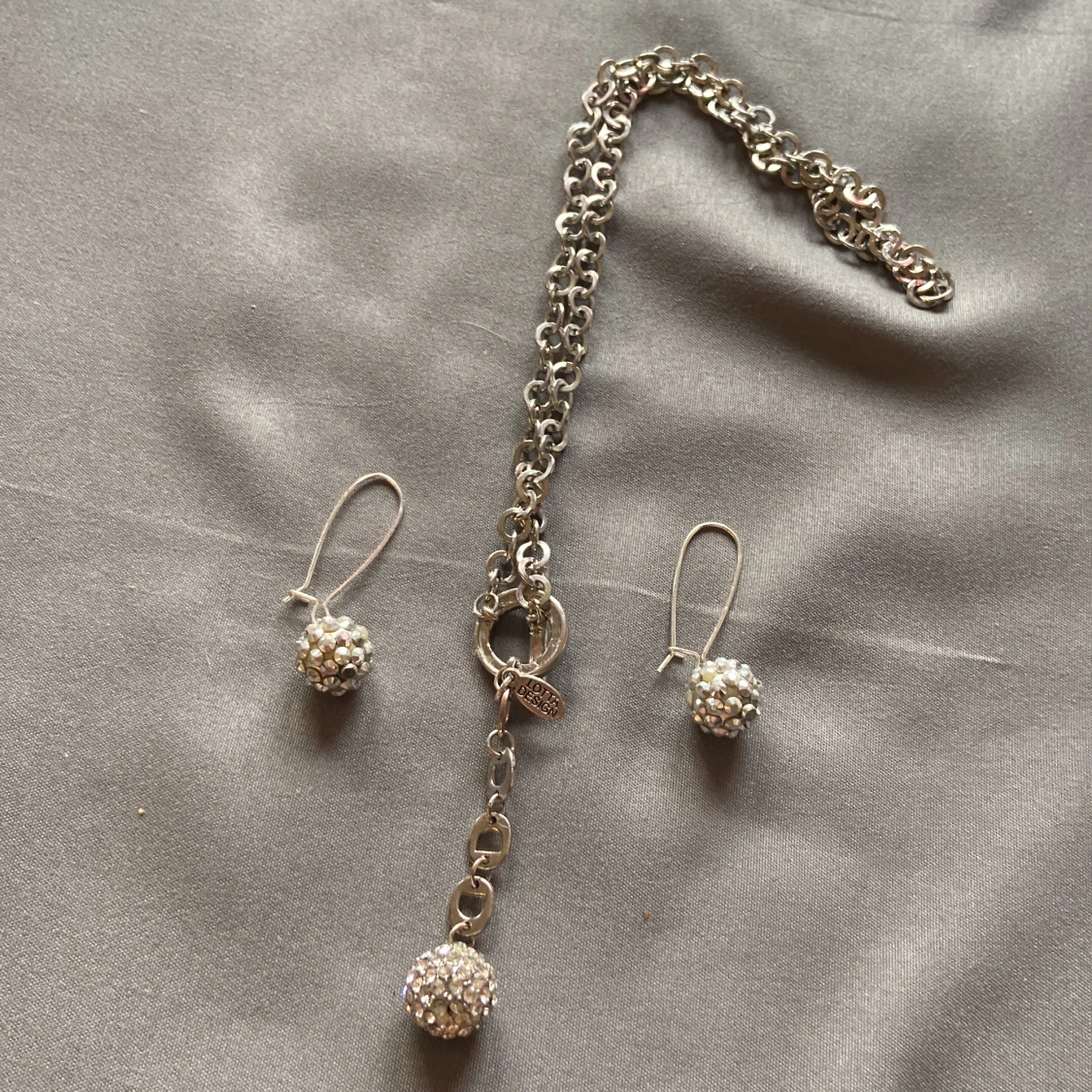 Halsband och örhängen