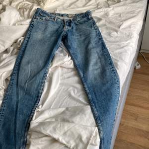 Säljer ett par jeans ifrån tiger of sweden. Modellen heter Rex och nypris ligger på 1600 kr. Condition 9/10. Mitt pris 599 kr. Passformen på jeansen är slim fit.