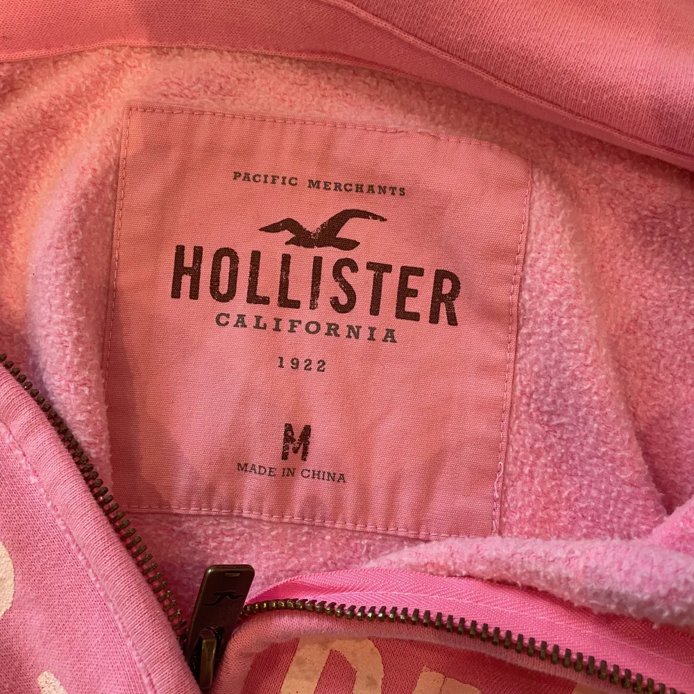 En rosa zip hoodie från hollister i storlek M. Använd flertal gånger.  Säljer för 50 kr + frakt. Hoodies.