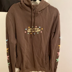 Tyler, the creator call me if you get lost tour hoodie - Använd bara några gånger så den är i bra skick. Säljer för den bara inte kommit till användning.