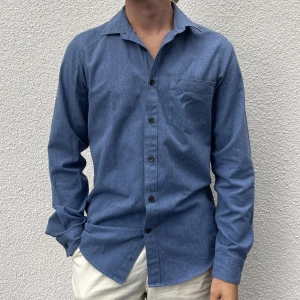 Marinblå skjorta - Mörkblå skjorta från märket WIN WIN. Inga defekter, knappt använd. Bomull/polyesterblandning, ganska varm och perfekt till hösten! Storlek S, men modellen är en storlek M och det passar fint!