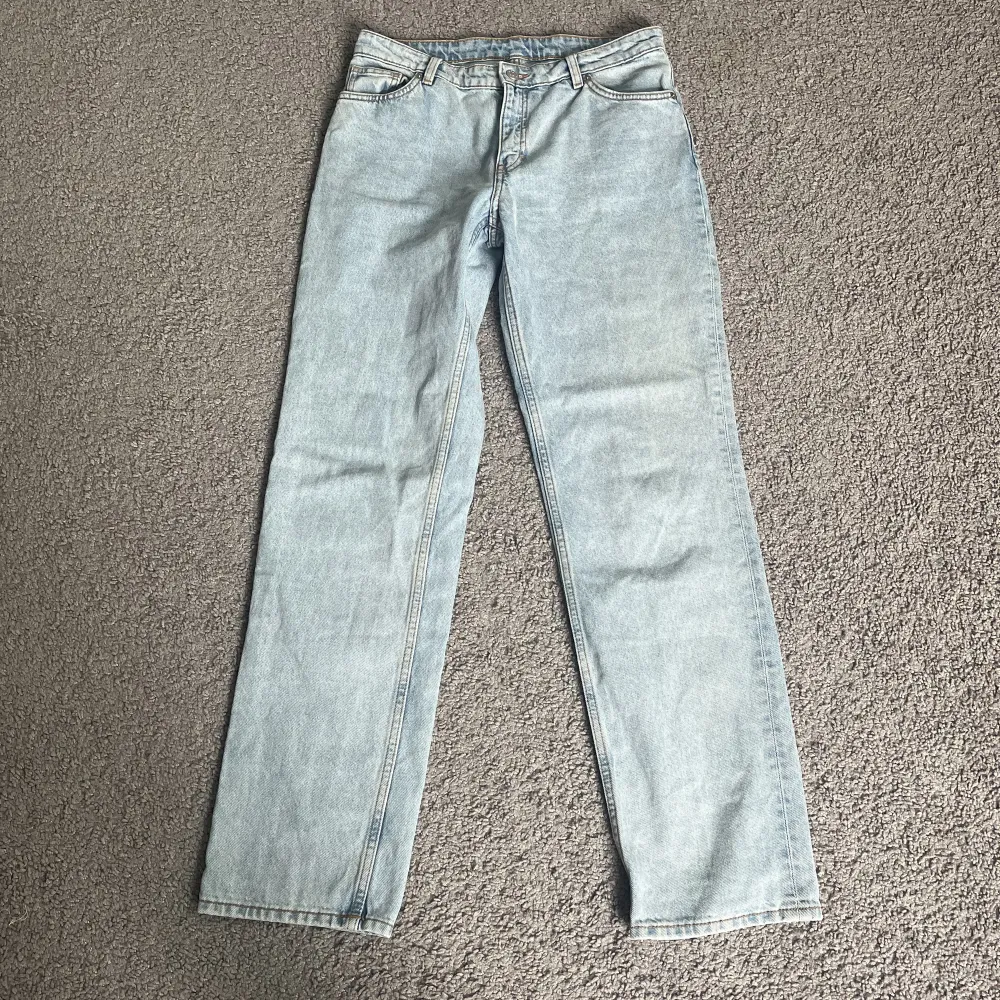 Säljer ett par ljusblåa low waist jeans från monki köpte dom här på Plick men tyvärr var dom förstora💕dom är i toppen skick! Och st 29 motsvarar typ st 38💕. Jeans & Byxor.