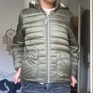 Militär grön jacka  - Säljer denna as fina jackan i militär grön! Passar mig som har xxs-s alltså xxs xs och S. Köptes för typ 500 på polarn o pyret. Perfekt nu till hösten med ett par snygga jeans o lite smycken ❤️🥰🥰