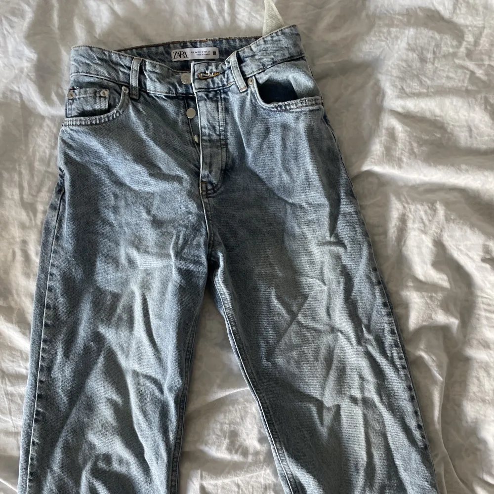 Säljer dessa knappt använda hittade i garderoben jeans från ZARA! Bra skick, storlek 34! . Jeans & Byxor.