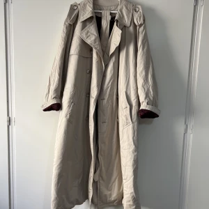 Hugo Boss trenchcoat - Fin vadderad trenchcoat, köpt secondhand. Ganska oversized storlek ca xl. 