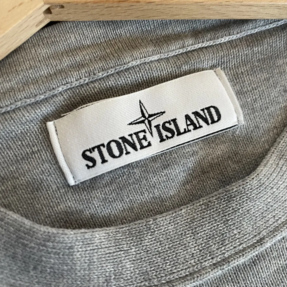 Säljer en snygg stone island tröja i fint skick som är autentisk, kan skicka inom Sverige, fler bilder kan skickas om intresse. . Hoodies.
