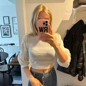 Jättefin zara tröja, nästintill oanvänd. Stickad / virkad vit crop top. 