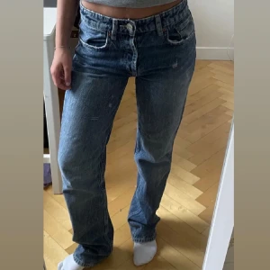 Zara jeans - Säljer dessa supersnygga zara jeansen i Mid Rise i storlek 36💕, sparsamt använda !🙌🏼(lånad bild)