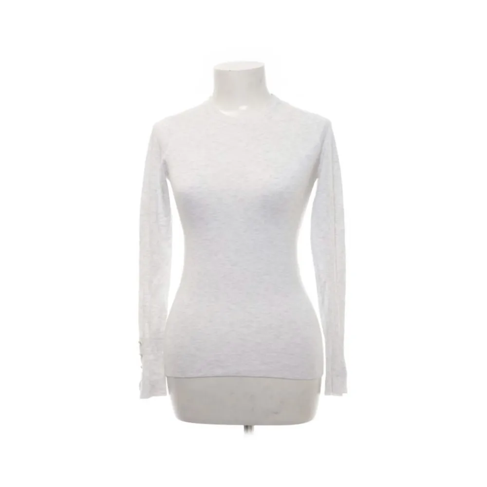 Zara tröja köpt på sellpy,har endast testad den och den är i bra skick💓 Säljer då den var för liten för mig🩷. Tröjor & Koftor.