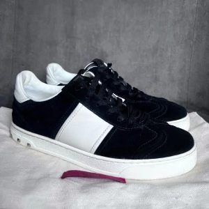 Valentino flycrew  - Otroligt snygga sneakers från Valentino i modellen Fly Crew. Dessa skor är helt fantastiska och i grymt skick. Jag kan gå ner något i pris vid snabb affär. Har du frågor så är det bara att höra av dig.