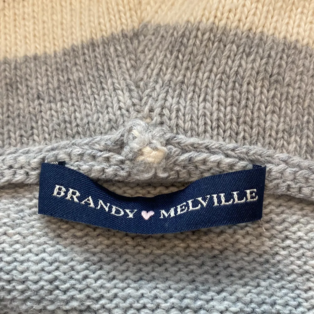 Stickad brandy Melville tröja, fint skick och har en väldigt bra passform!!. Tröjor & Koftor.