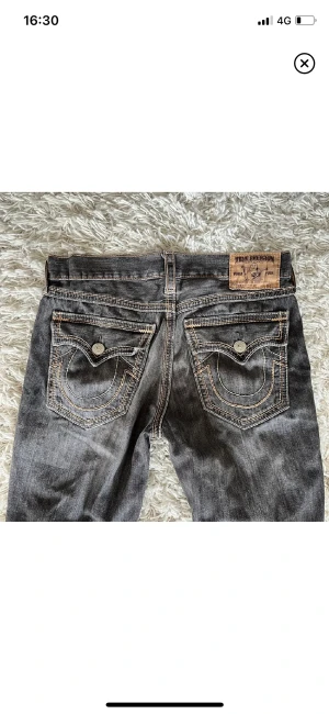 True religion og double stitching - Skit feta bootcut double stitch true religion jeans fet färg till vintern, skriv om ni vill ha fler bilder eller undrar något! Pris kan diskuteras vid snabb affär.