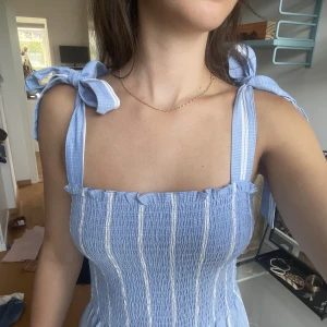 Blå byxdress - Blå byxdress från H&M. Vid snabb affär kan pris diskuteras:))