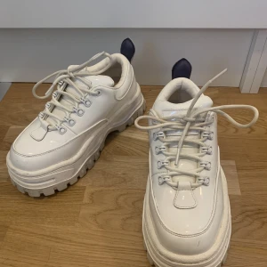 Eytys angel vit lack strl 37 - Endast använda ett fåtal gånger, så väldigt bra skick. 700:-