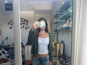 Tunn jacka med luca - Tunn grön jacka med luva. Lite liten på mig (är normalt sett storlek S). Vid snabb affär kan pris diskuteras 😁