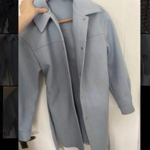 Ljusblå kappa från vero Moda i storlek S. Använder en del men inte min stil längre🙂köparen står för frakten. Säljer för 100kr