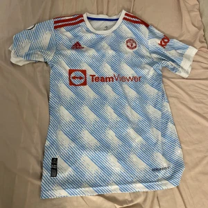 Ronaldo tröja  - Hej säljer en Manchester United tröja med Ronaldo där bakom. Tröjan är i ny skick och är väldigt bekväm. Storelk M på den. Hör av er! 