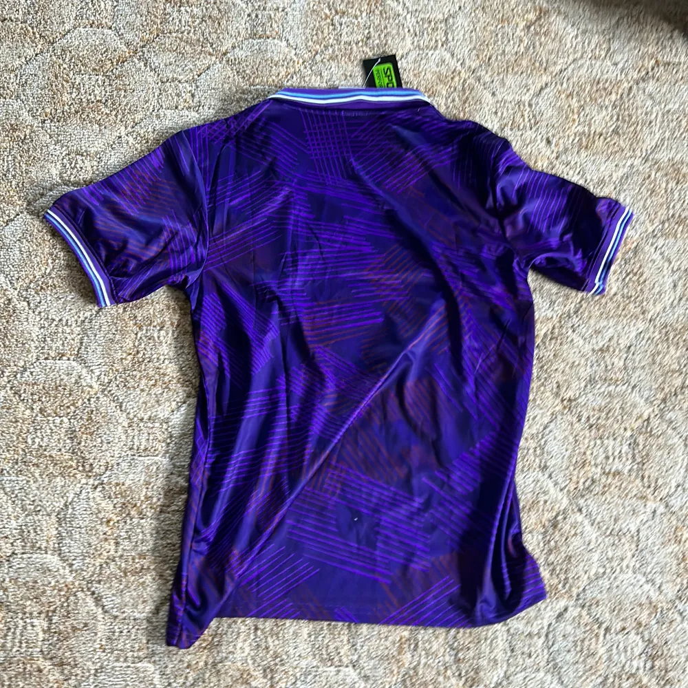 Fiorentina retro tröja. T-shirts.