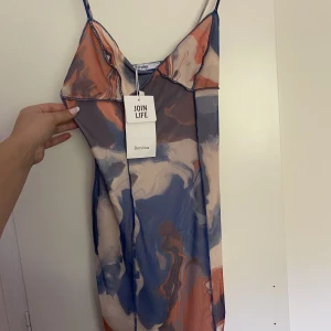 Bershka klänning strl S - Jätte snygg klänning från Bershka, aldrig använd med prislapp kvar! Storlek S