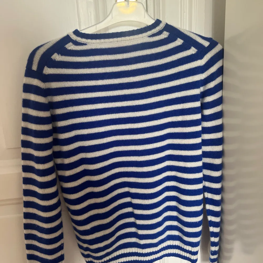 Säljer denna superfina kasmhir tröja från from future❤️ knappt använd och så cool med det randiga mönstret🤩köpt i deras butik i Paris för ca 1,5 år sedan❤️den är som i nyskick och inte  alls nopprig! Kom med prisförslag✅. Stickat.