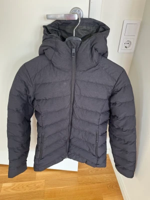 Everest vinterjacka stl 38 nyskick! - Svart Everest vinterjacka dam stl 38 Varm skön jacka med hätta, vind och vatten tålig. Jackan är väldigt lite använd och i mycket fint skick. Djur o rökfritt hem. Nypris 1399kr