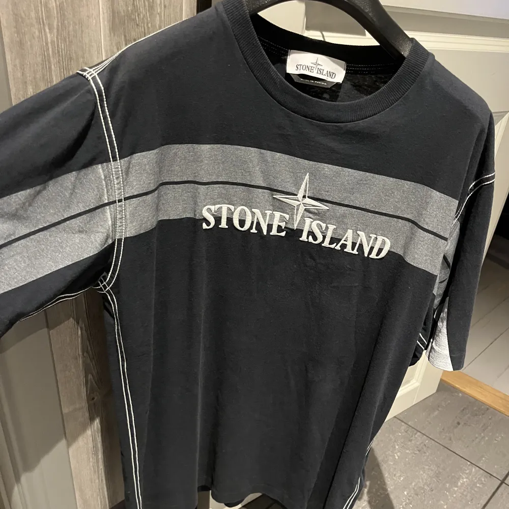 Stone island t shirt i storlek M. Köpt på stone island hemsida för runt 2500kr skick 7-8/10. Köparen står för frakt 📦 . T-shirts.
