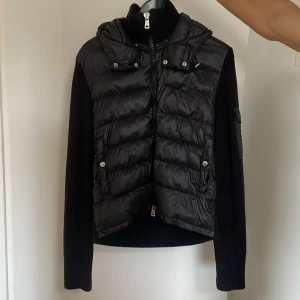 Moncler Cardigan  - Moncler höst/vår jacka säljes Vet ej om den är äkta  Använd få gånger Bra skick 