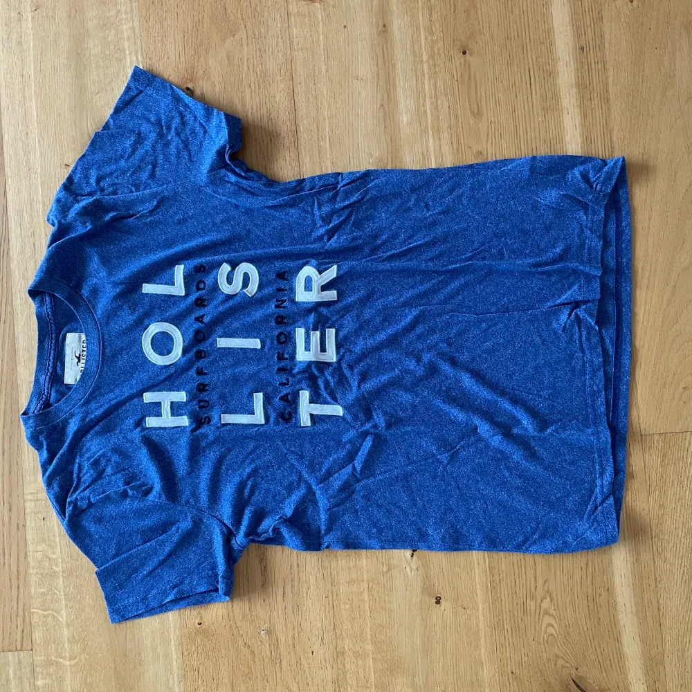 Mörkblå Hollister T-shirt i väldigt bra skick. . T-shirts.