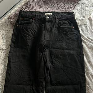 Helt oanvända jeans från gina, lite små i storleken. Säljer då jag aldrig har använt dom och för att dom bara legat i min garderob och tagit plats. Har för mig att nypris var 599kr. Priset går att diskutera