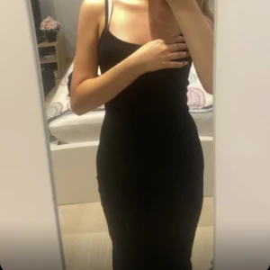 Mid lång ribbad klänning med slits - Från New yorker i somras men användes typ aldrig. Nyskick! Ribbat material och slits på ena sidan! Har fler bilder om det behövs!