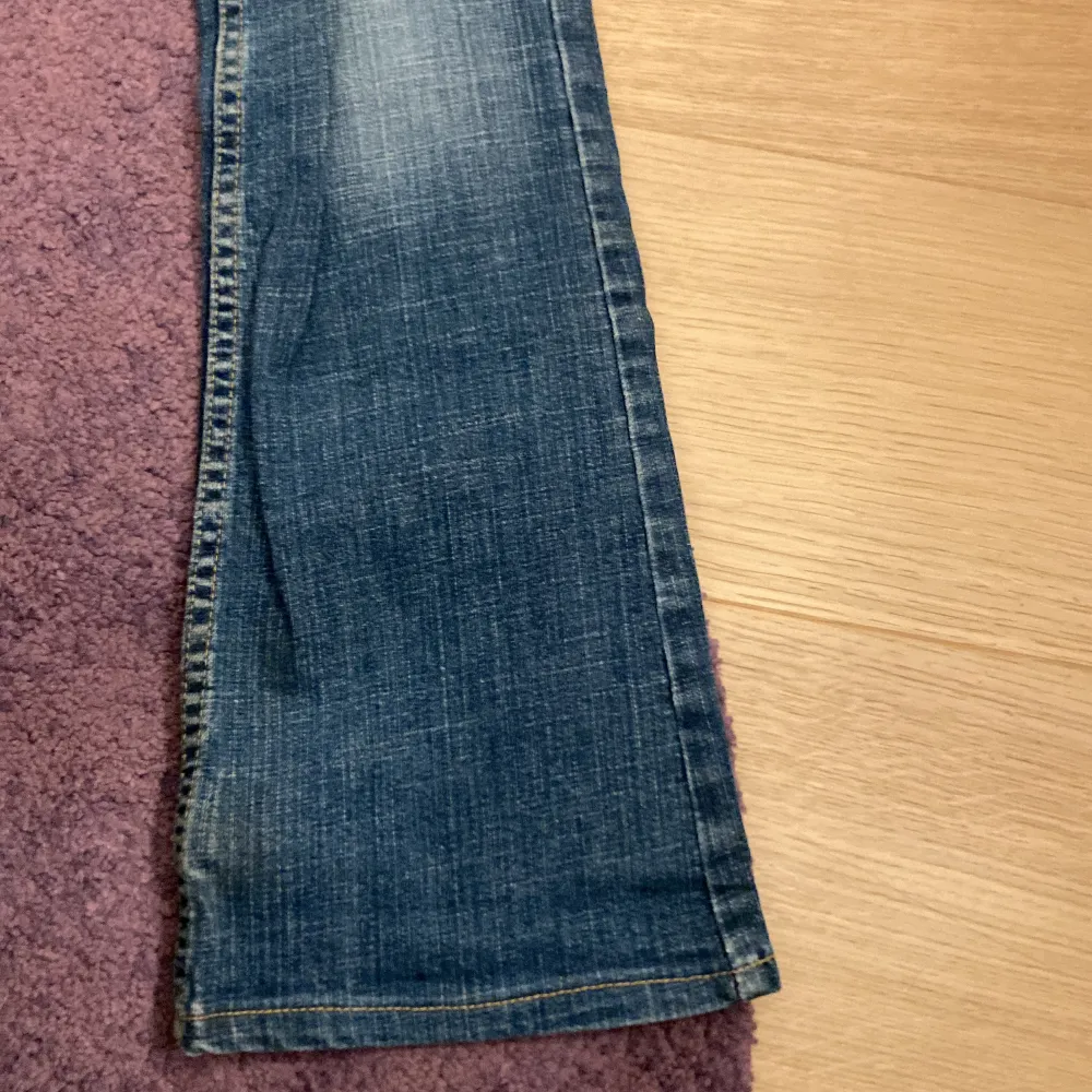 Jätte snygga lågmidjade lee bootcut jeans som tyvärr inte passar mig☹️  Midjemåttet är 34 cm raktöver och innebenslängden är ungefär 68 cm. Skulle säga att det ungefär är 32/34 i storlek. Passar mig perfekt i längden och är 164 cm.🫶🏼. Jeans & Byxor.