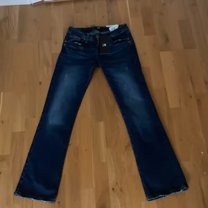 ltb jeans ”valerie”  - Säljer mina helt nya Ltb jeans då dem var för korta för mig som är 168, kan inte prova på eftersom jag inte kan få på mig dem. Dem är as snygga och helt slutsålda överallt. Dem är från about you. Dem kostar 799 ny 🤍