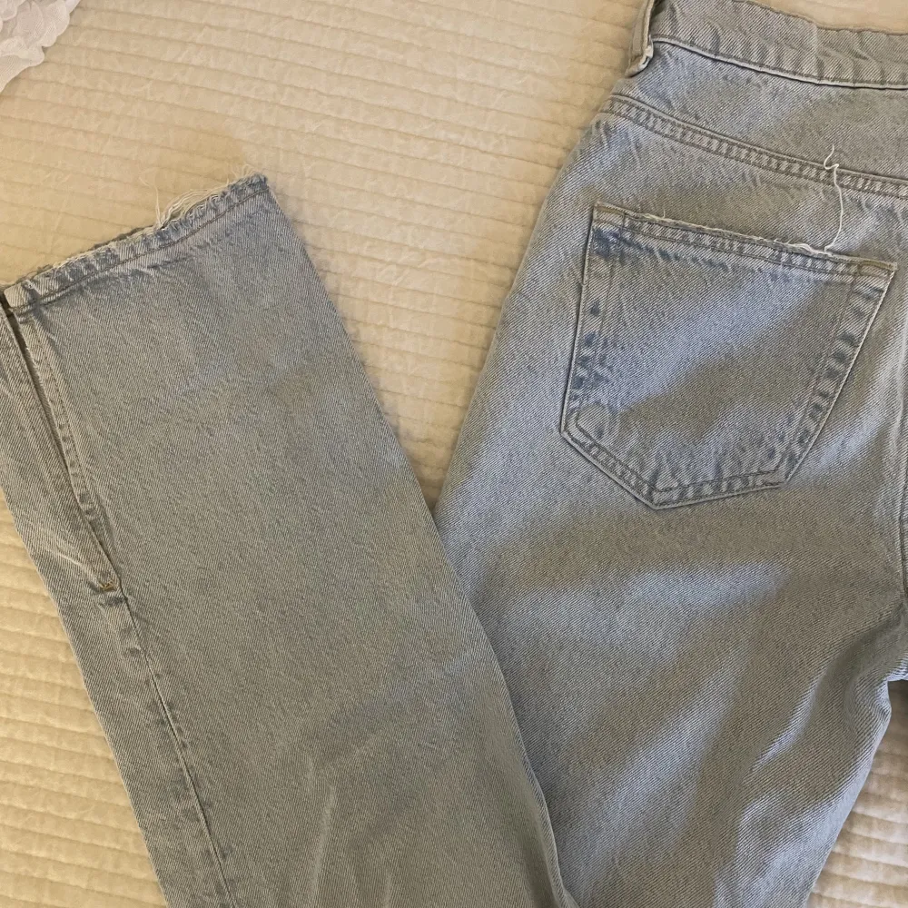Säljer mina jeans från GinaTricot då dem är för små för mig. Sällan använda och väldigt fina.. Jeans & Byxor.