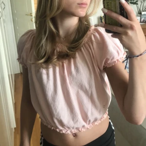 Söt sommar topp/blus - Säljer denna söta sommar toppen/blusen. Storlek 146/152 vilket motsvarar Xxs/Xs. Den har inga defekter ❤️❤️