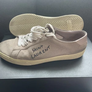 Saint Laurent Skor  - Cond 7/10 har använt dem då och då. Lite mörka fläckar vid hälen som går att skrubba bort.  Box, papper och skosnören följer med !