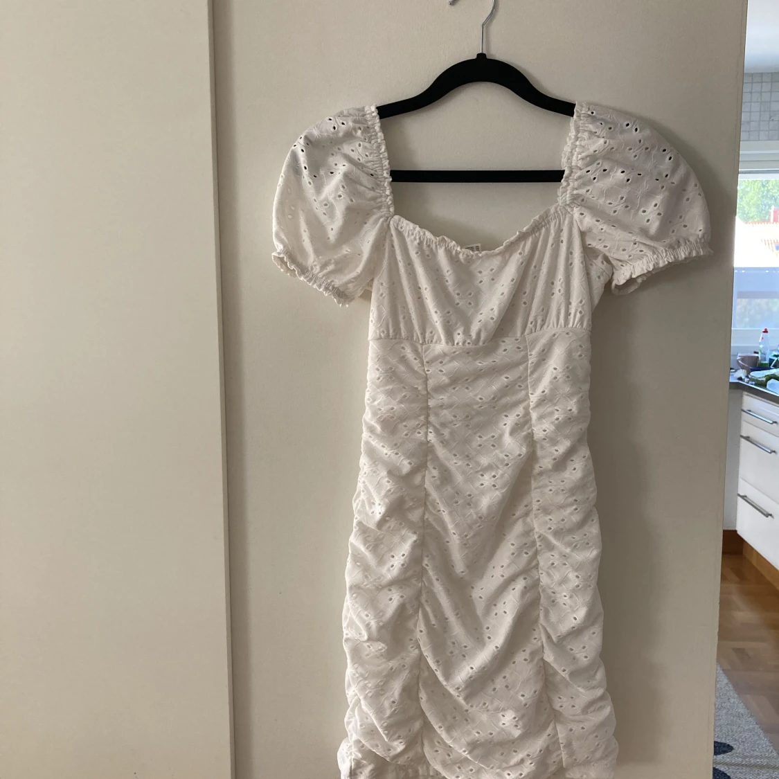 Vit blommig bodycon klänning! - 91