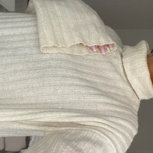 Vit stickad tröja med vid ärm och slits  - Älskar men kommer inte till användning 