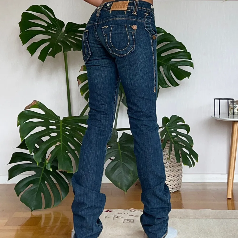 Unik, premium, jättefint True Religion Brand Premium jeans. Midjematt: 39cm, innerbenslangd: 90cm. Storlek: 26. Jeans & Byxor.