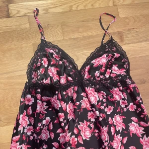 Slipdress  - Slipklänning ifrån esmara lingerie! Fina detaljer med spets och blommor💞 passar såväl en myskväll som fest