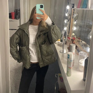 Fin höstjacka - Supersnygg höstjacka i väldigt fin färg och använd endast en gång. Alltså i nyskick. Nypris var 700kr. 